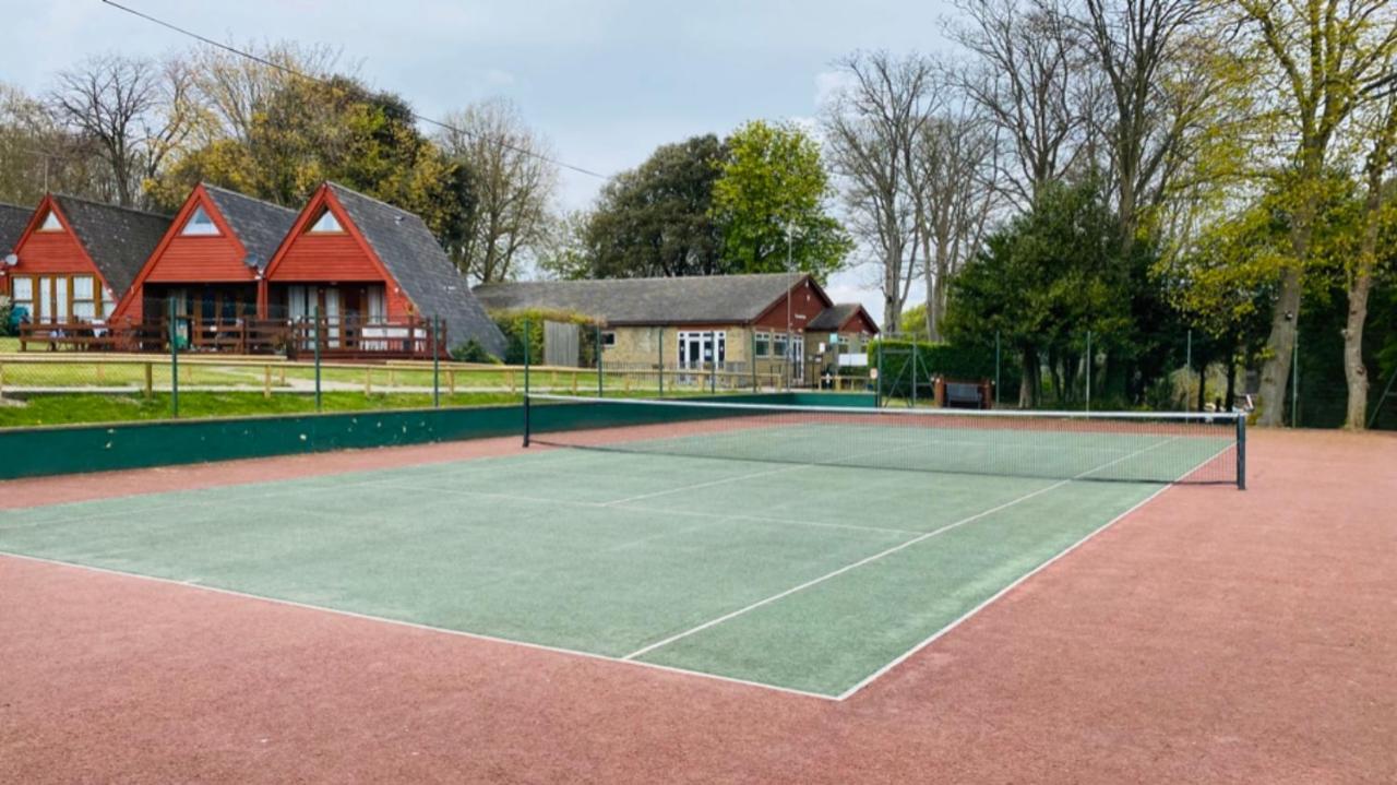 Foxes Sea Side Retreat Deluxe Chalet Is A Lovely Holiday Home Tucked Away On The Kent Coast Kingsdown  Kültér fotó
